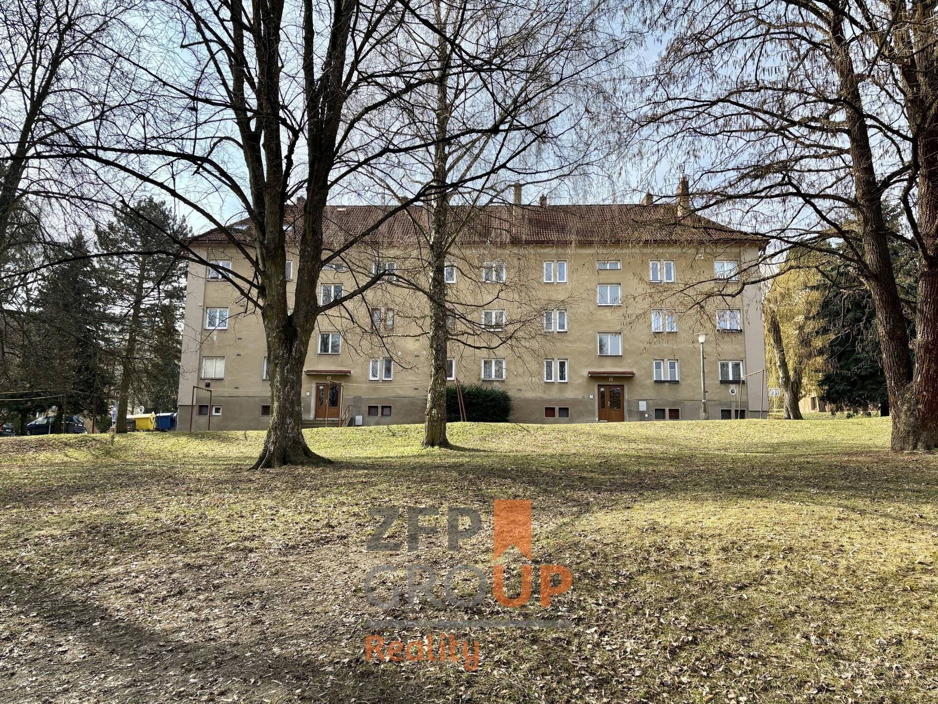 Prodej bytu 2+1 Jihlava, ul. Ladova – dům v zeleni