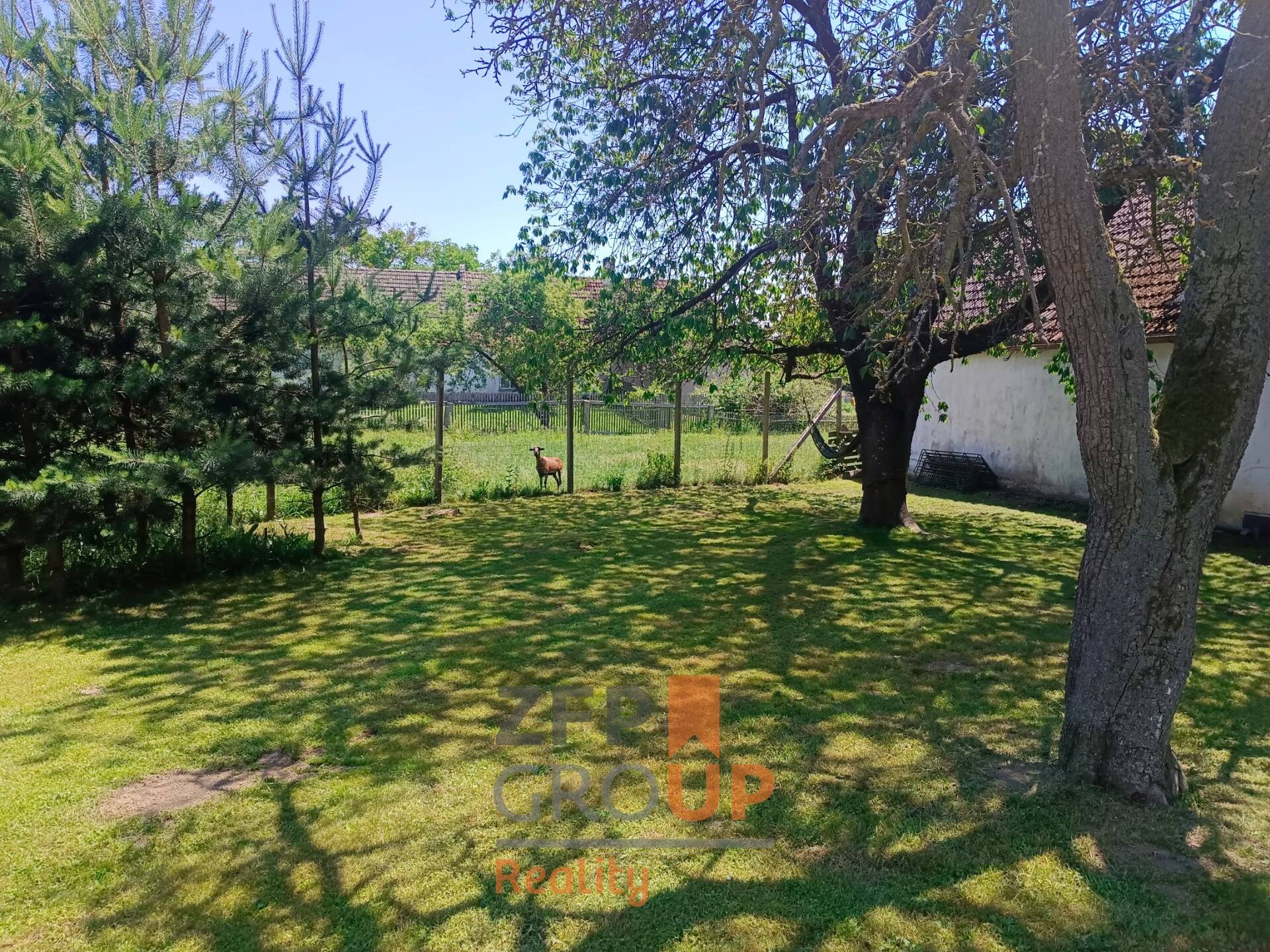 Prodej pozemku 1 575 m² Krasonice – rovinatá plocha zahrady